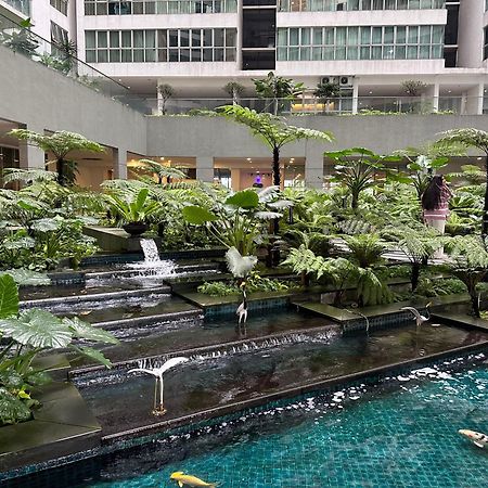 Modern Bauhaus Studio At Regalia Klcc Infinity Pool Kuala Lumpur Exterior photo