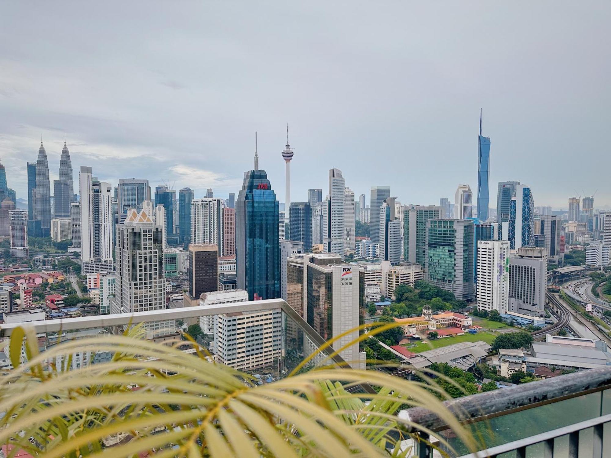 Modern Bauhaus Studio At Regalia Klcc Infinity Pool Kuala Lumpur Exterior photo